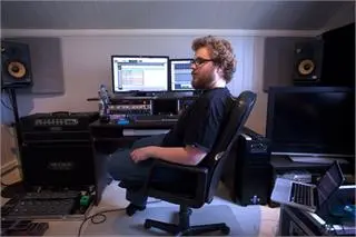 I musikkens verden finnes det ikke så mange strenge regler, men noen grunnleggende ting kan være greit å få med seg . Hvordan kobler jeg opp pedalbrettet mitt på best mulig måte?